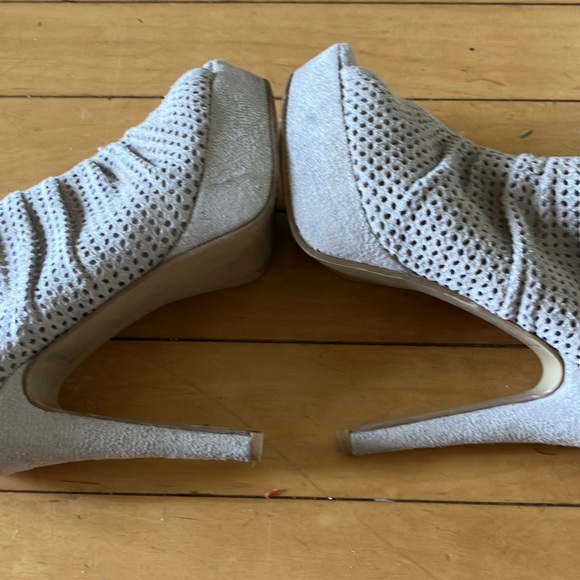 Very comfortable. Great condition for suede! - Picture 4 of 5